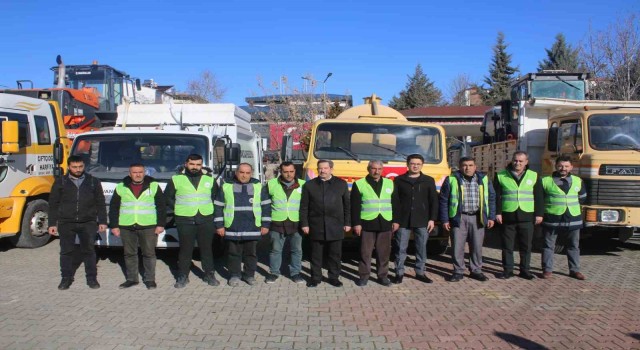 Kovancılardan deprem bölgesine araç ve personel desteği