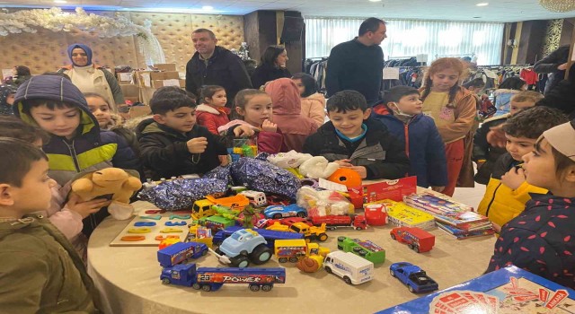 Öğrenciler oyuncaklarını depremzede kardeşleriyle paylaştı