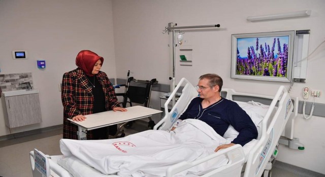 Sancaktepe Belediye Başkanı Şeyma Döğücüden hastandeki depremzedelere ziyaret