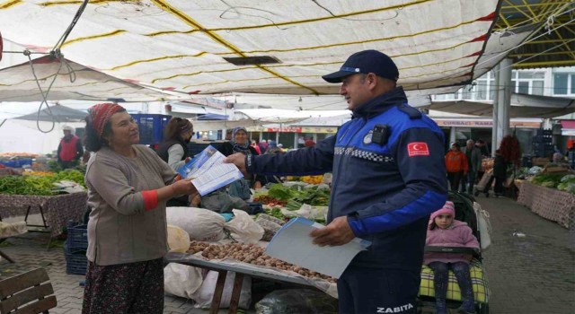 Ortaca zabıtası hem denetim yaptı, hem imsakiye dağıttı