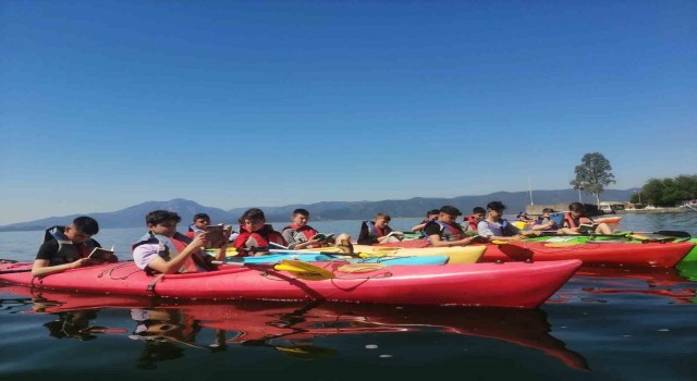 Köyceğizli öğrenciler kürek çekerken kitap okudular