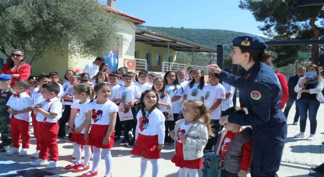 Muğlada jandarma ekiplerinden öğrencilere trafik eğitimi