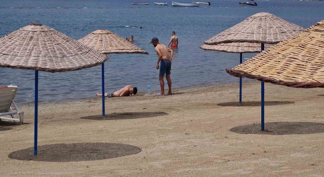 Boğulmak üzere olan genci vatandaşlar kurtardı