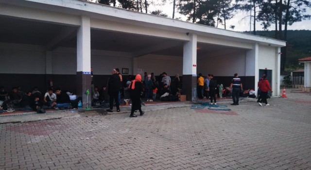 Marmariste Jandarma ekipleri 96 düzensiz göçmen yakaladı