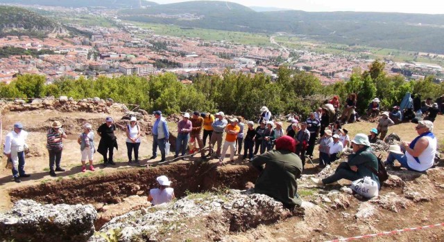 Tazelenme Üniversitesi öğrencileri arkeoloji dersini Mobollada yaptı