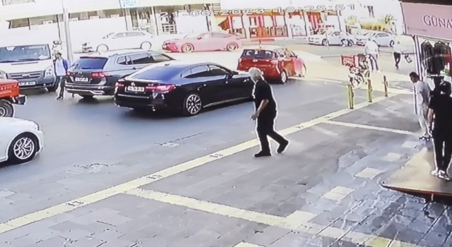 Ataşehirde cadde ortasında silahlı saldırı kamerada