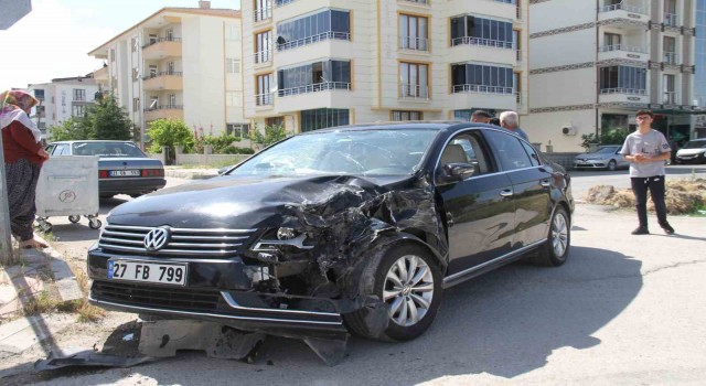Elazığda pikap ile otomobil çarpıştı: 4 yaralı