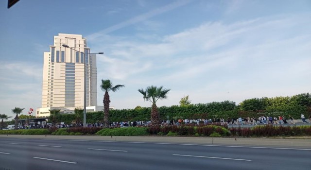 Konser için yüzlerce metrelik kuyruk