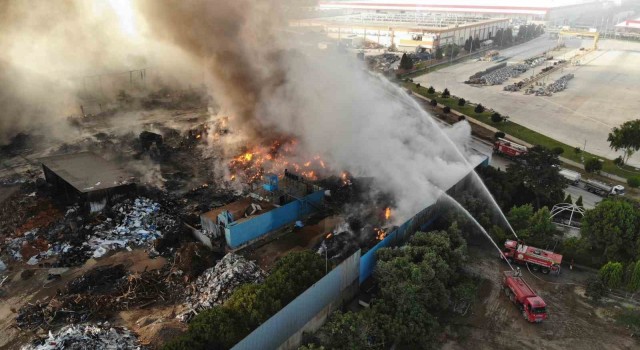 Manisadaki fabrika yangını 19 saat sonra kontrol altına alındı