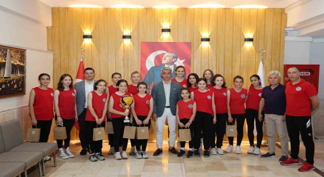 Marmaris Belediye Başkanı Oktay, başarılı sporcuları ağırladı