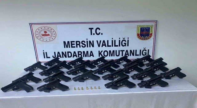 Mersinde bir kamyonette 26 tabanca ele geçirildi: 4 tutuklama