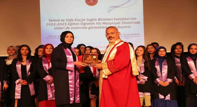 NEVÜde gururlandıran mezuniyet