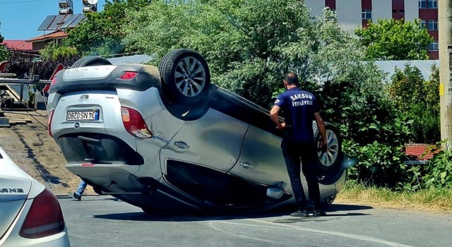 Samsunda park halindeki araca çarpan otomobil takla attı: 1 yaralı