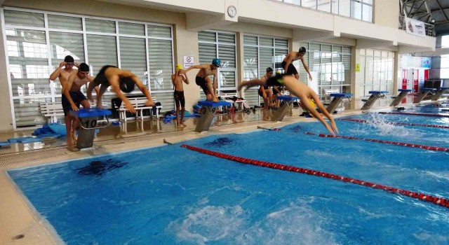Vanda Olimpik Yüzme Havuzuna yoğun ilgi