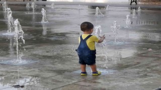 Minik çocuğun su ile imtihanı