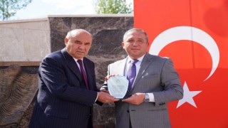 Otgöz, çalışma arkadaşı Türkana teşekkür plaketi takdim etti