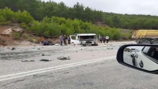 Seydikemerde kamyonlar çarpıştı: 1 yaralı