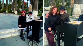 SİHİRLİ PARMAKLARIYLA HUZUR SAÇIYOR