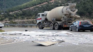 Yola savrulan mermer parçaları trafiği aksattı