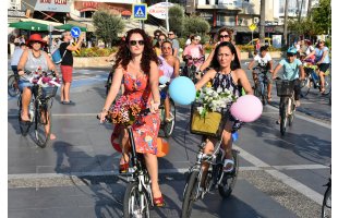 Süslü kadınlar Marmaris sokaklarında tur attı